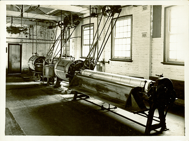 Interior scene of College laundry [Hawkesbury Agricultural College (HAC)] - Print 1 of 2 - Uncropped