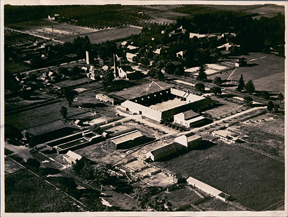 Aerial photograph - Farm buildings looking over Stable Square towards Quadrangle [Hawkesbury Agricultural College (HAC)] - Print 1 of 2 - Uncropped