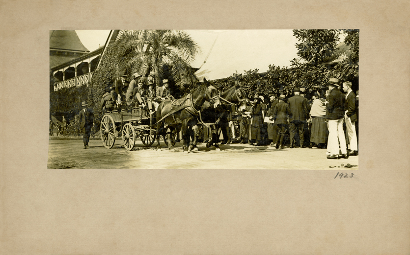 Diploma Day, 1923 - Guests arriving (General Service wagon in the foreground with people standing to one side) [Hawkesbury Agricultural College (HAC)]