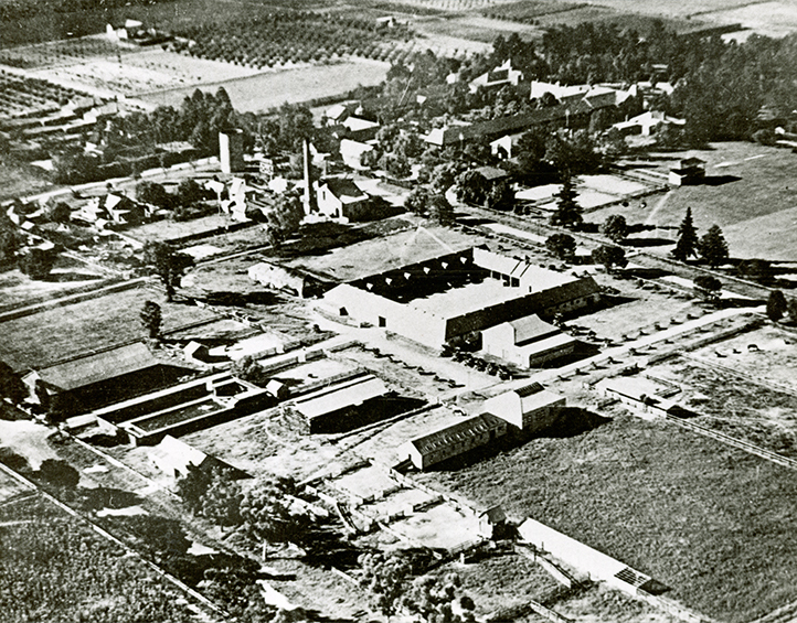 Aerial photograph - Farm buildings looking over Stable Square towards Quadrangle [Hawkesbury Agricultural College (HAC)] - Print 2 of 2 - Cropped