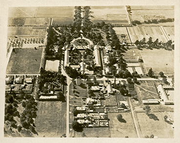 Aerial photograph - Looking over cottages and Quadrangle to NE (aerial photograph) [Hawkesbury Agricultural College (HAC)] - Print 2 of 2 - Uncropped