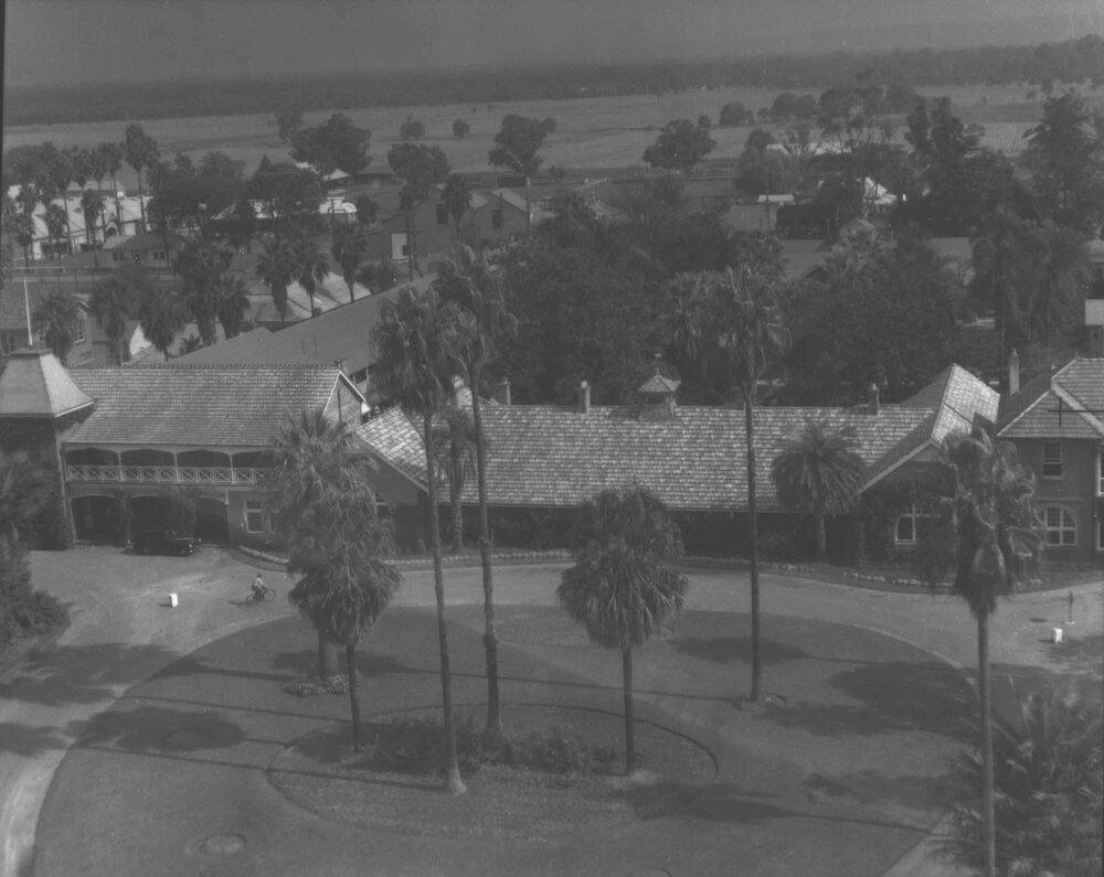Aerial photograph: Main Administration Building - Fairy Circle and Accommodation Blocks [Hawkesbury Agricultural College (HAC)]