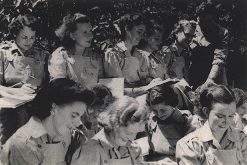 Women's Land Army: Faming activities (print 11 of 12) - Women taking notes in an outside lecture [Hawkesbury Agricultural College (HAC)]