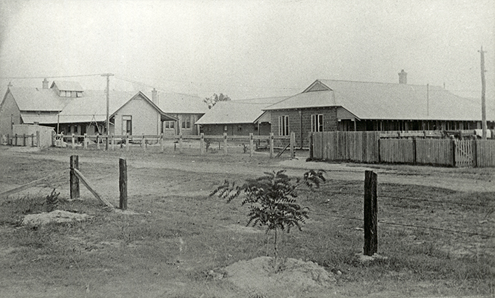 Bookshop - back view of Dining Hall and Stewards Quarters [Hawkesbury Agricultural College (HAC)] - Print 1 of 2 - Landscape print