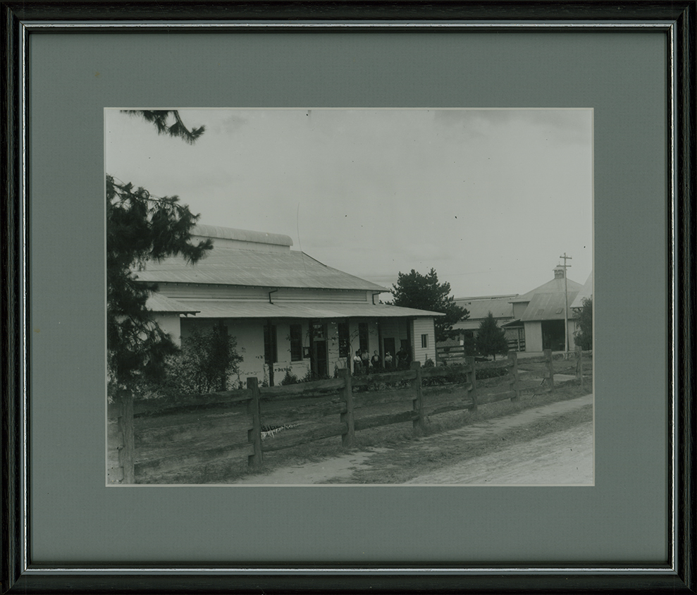 Students on porch in front of the old Dairy [Hawkesbury Agricultural College (HAC)]