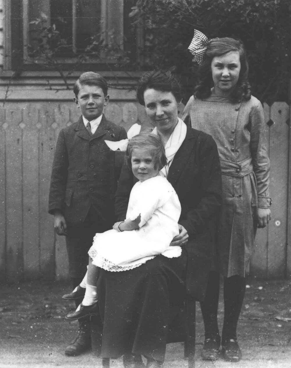 Woman and her three children (two girls and a boy) [Hawkesbury Agricultural College (HAC)]
