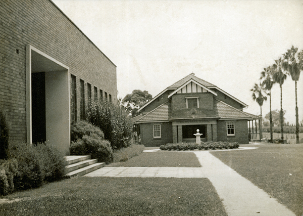 Memorial Library with Memorial Hall in background [Hawkesbury Agricultural College (HAC)]