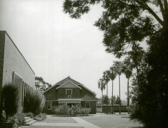 Memorial Library with Memorial Hall in background [Hawkesbury Agricultural College (HAC)]