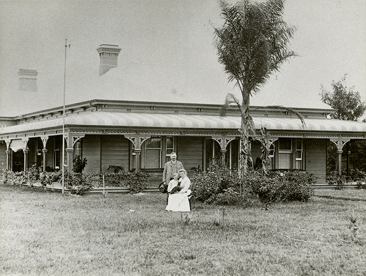Principal Potts, wife and child in grounds of Yarramundi House [Hawkesbury Agricultural College (HAC)]