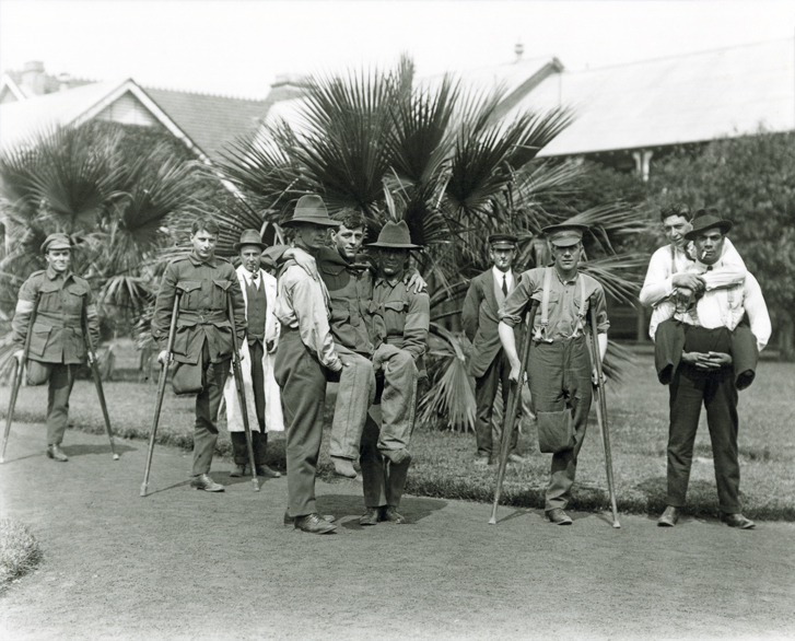 Wounded soldiers who fought in the First World War (WWI) visiting the College [Hawkesbury Agricultural College (HAC)]