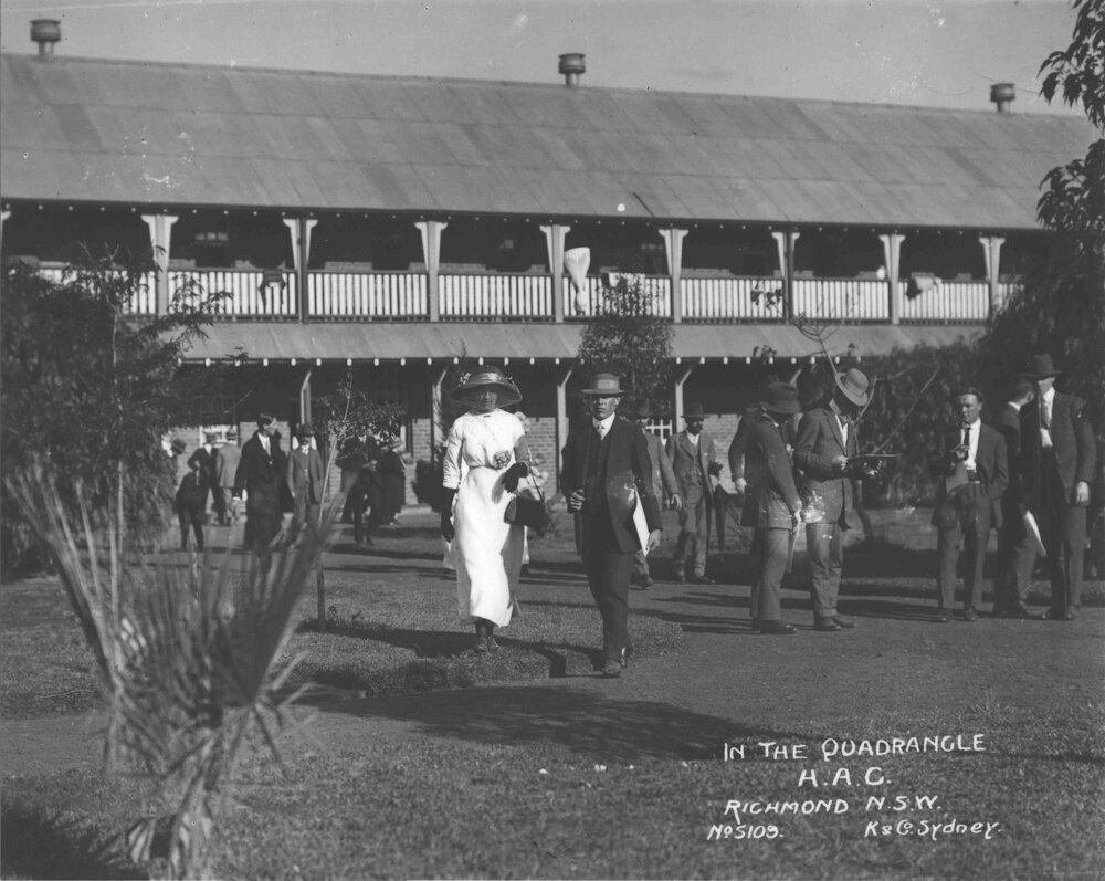 Quadrangle - Visitors and students [Hawkesbury Agricultural College (HAC)]