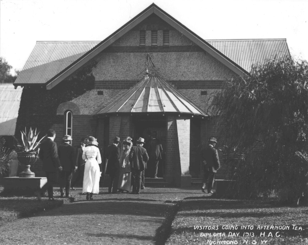 Diploma Day, 1913 - Visitors going in to afternoon tea [Hawkesbury Agricultural College (HAC)]