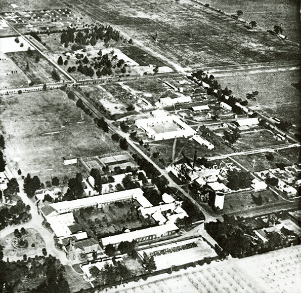 Aerial photograph - Quadrangle looking South-East (SE) over Stable Square [Hawkesbury Agricultural College (HAC)] - Print 1 of 3