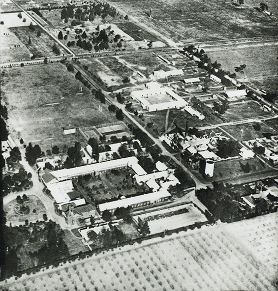Aerial photograph - Quadrangle looking South-East (SE) over Stable Square [Hawkesbury Agricultural College (HAC)] - Print 2 of 3