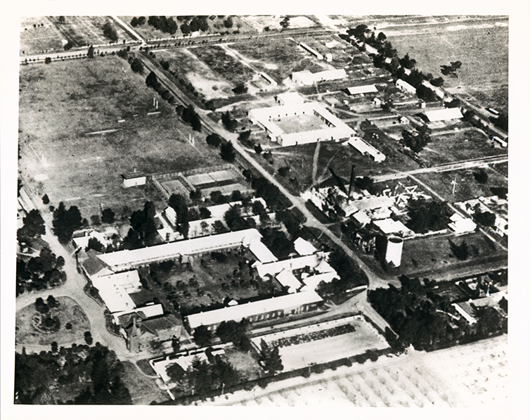 Aerial photograph - Quadrangle looking South-East (SE) over Stable Square [Hawkesbury Agricultural College (HAC)] - Print 3 of 3