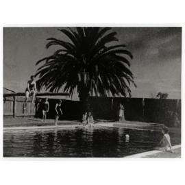 Women's Land Army: Several women at the swimming pool [Hawkesbury Agricultural College (HAC)]