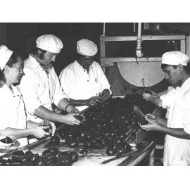 Cannery: Students peeling beetroot before canning [Hawkesbury Agricultural College (HAC)]