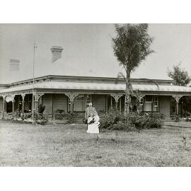 Principal Potts, wife and child in grounds of Yarramundi House [Hawkesbury Agricultural College (HAC)]