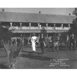 Quadrangle - Visitors and students [Hawkesbury Agricultural College (HAC)]