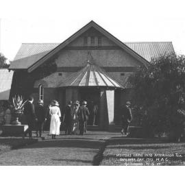 Diploma Day, 1913 - Visitors going in to afternoon tea [Hawkesbury Agricultural College (HAC)]
