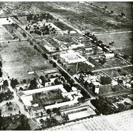Aerial photograph - Quadrangle looking South-East (SE) over Stable Square [Hawkesbury Agricultural College (HAC)] - Print 1 of 3