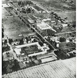 Aerial photograph - Quadrangle looking South-East (SE) over Stable Square [Hawkesbury Agricultural College (HAC)] - Print 2 of 3