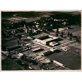Aerial photograph - Farm buildings looking over Stable Square towards Quadrangle [Hawkesbury Agricultural College (HAC)] - Print 1 of 2 - Uncropped