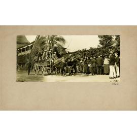 Diploma Day, 1923 - Guests arriving (General Service wagon in the foreground with people standing to one side) [Hawkesbury Agricultural College (HAC)]