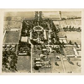 Aerial photograph - Looking over cottages and Quadrangle to NE (aerial photograph) [Hawkesbury Agricultural College (HAC)] - Print 2 of 2 - Uncropped